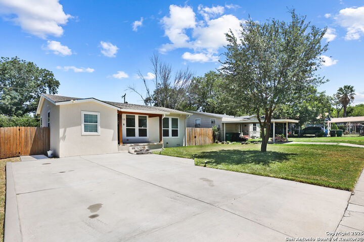 Property Photo: 135 Saratoga TX 78213