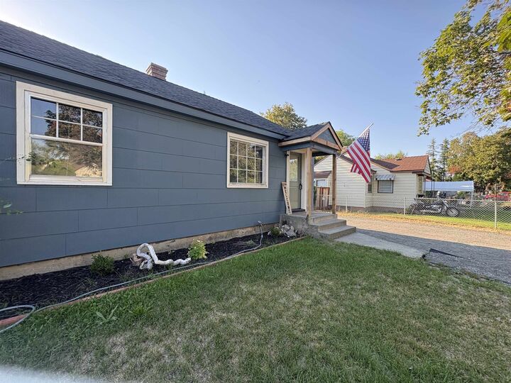 Property Photo: 9807 N Whittier St WA 99218