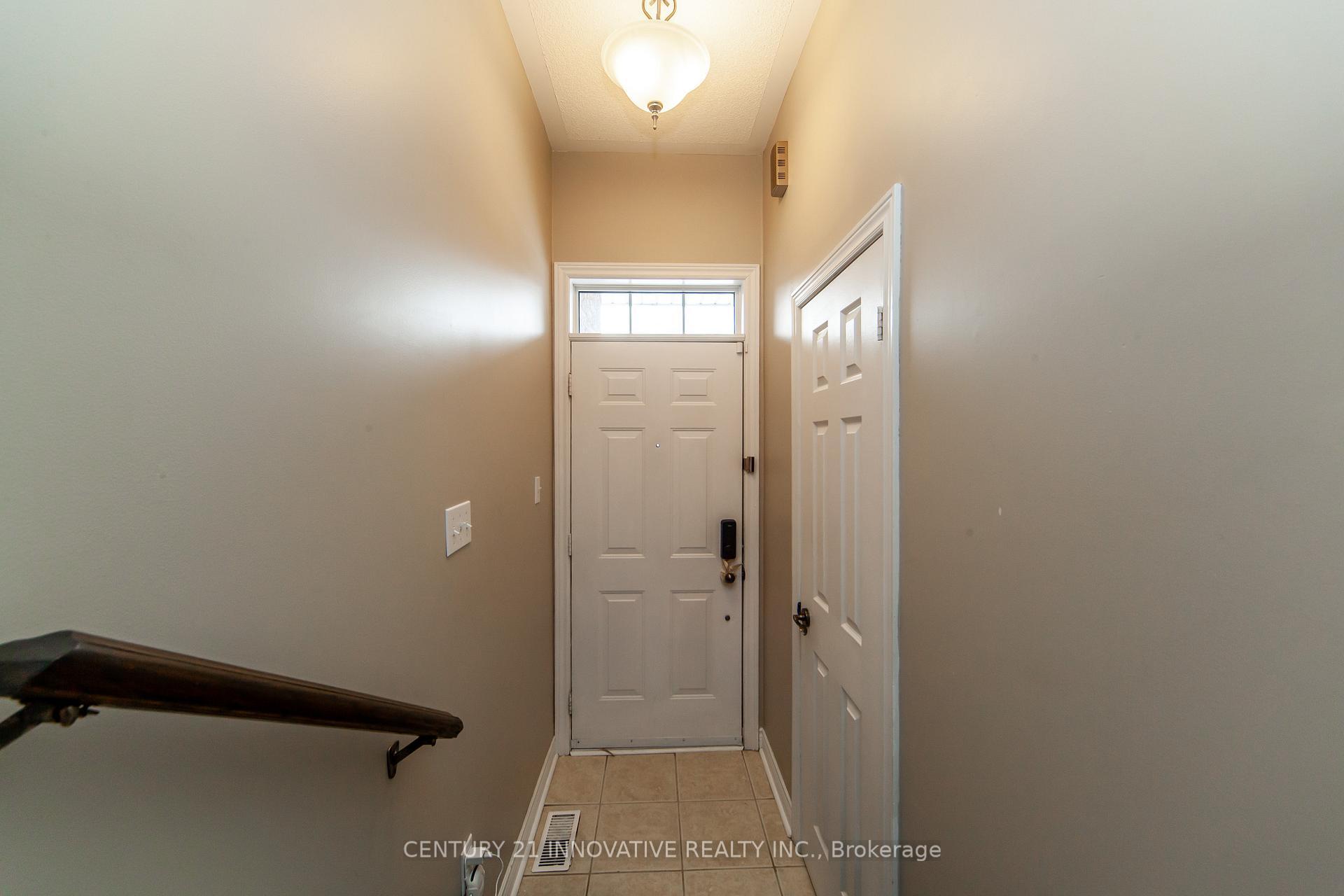 Photo de la propriété:  18 Gateway Court  ON L1R 3M9 