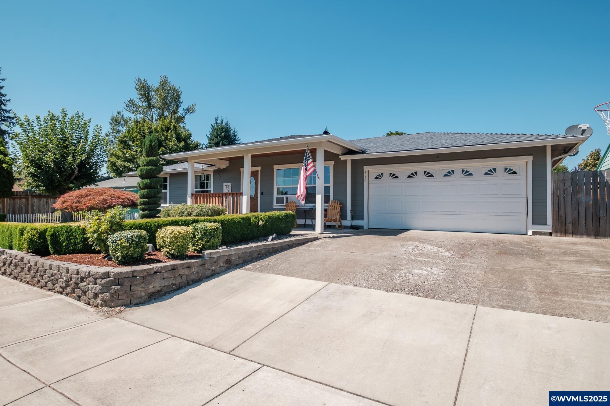 Property Photo: 4635 Coronation Ct NE OR 97301