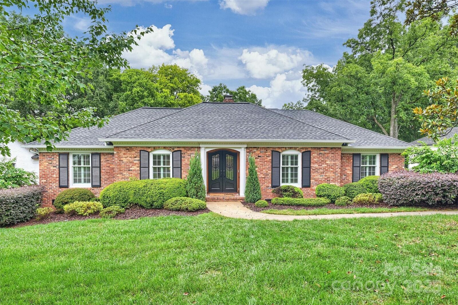 Property Photo: 2900 Ferncliff Road NC 28211