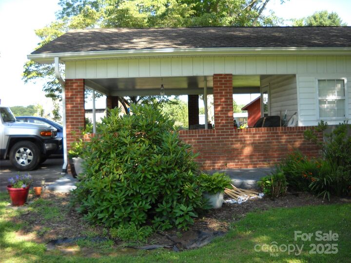 Property Photo: 242 Liberty Road NC 28715