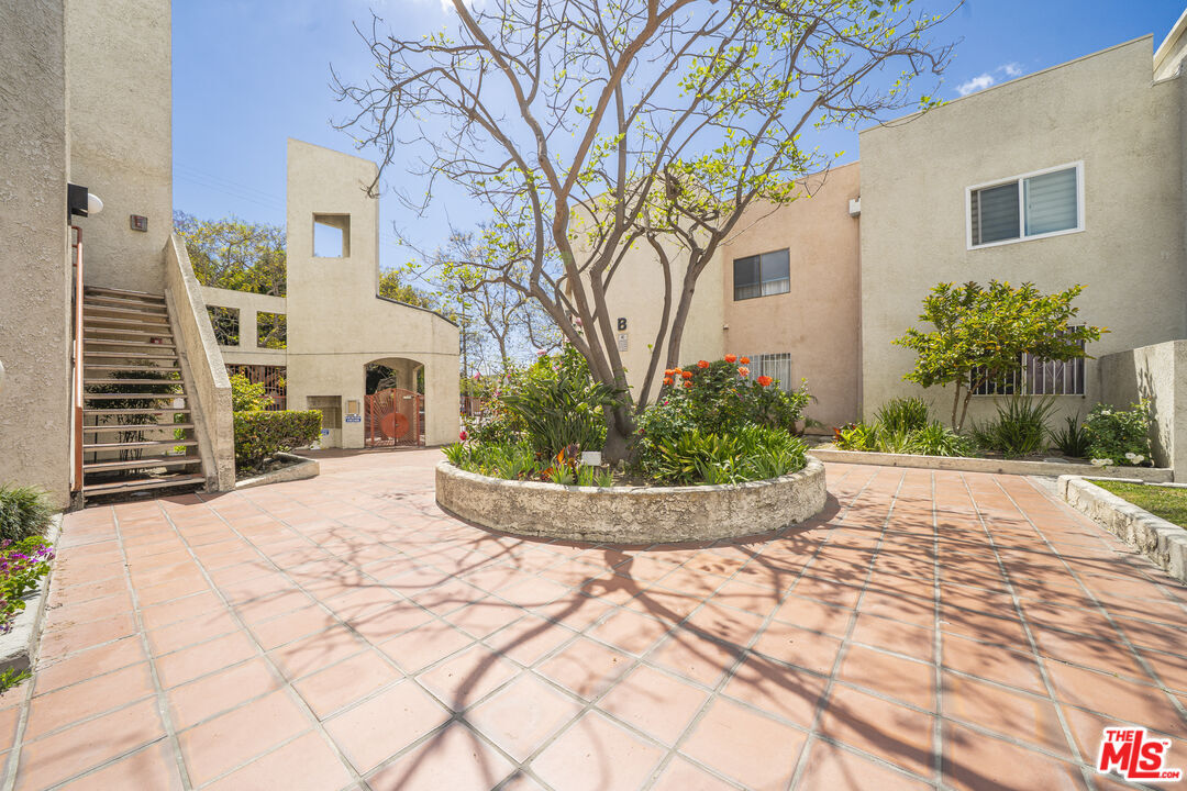 Property Photo: 1119 Albany St CA 90015