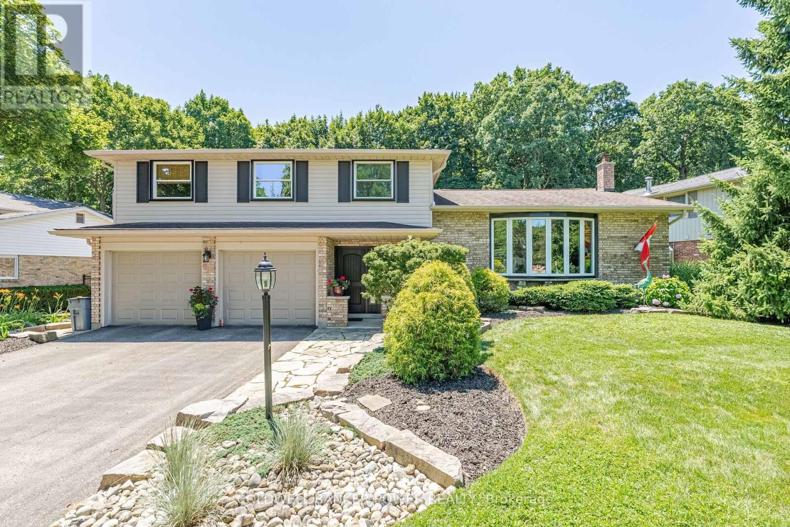 Property Photo: 68 Hampton Crescent ON N6H 2N9