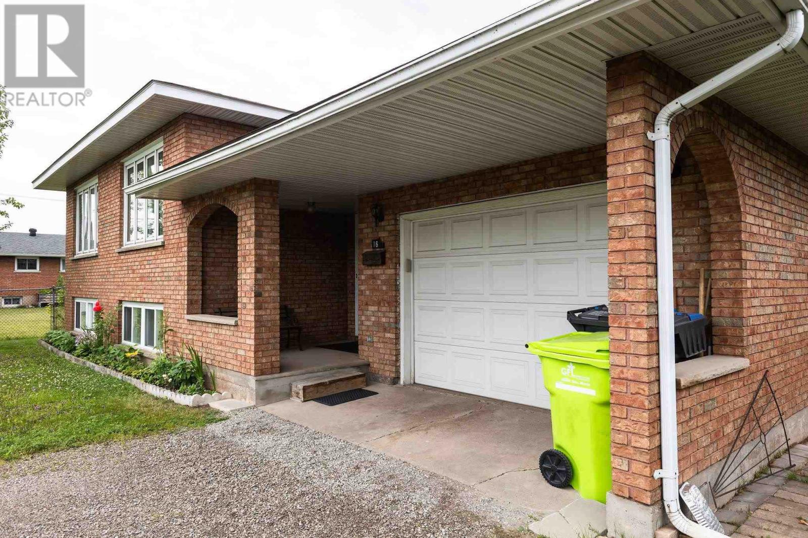 Photo de la propriété: 16 Dawson Ave ON P6C 4B3