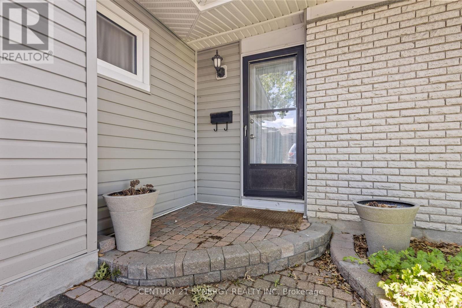Property Photo:  2018 Deerhurst Court  ON K1J 8H1 