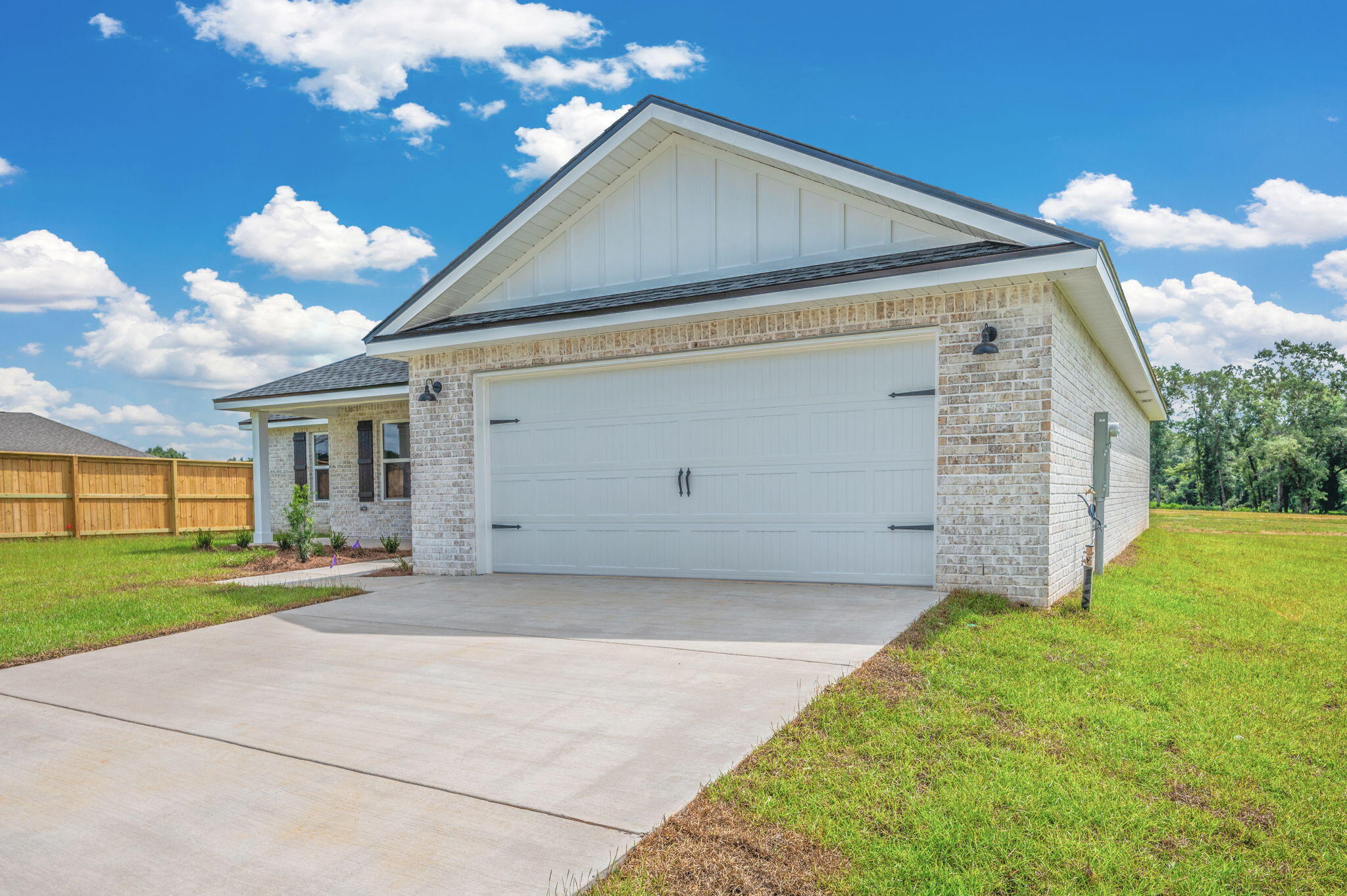 Property Photo: 6011 Oak Hollow Way FL 32539