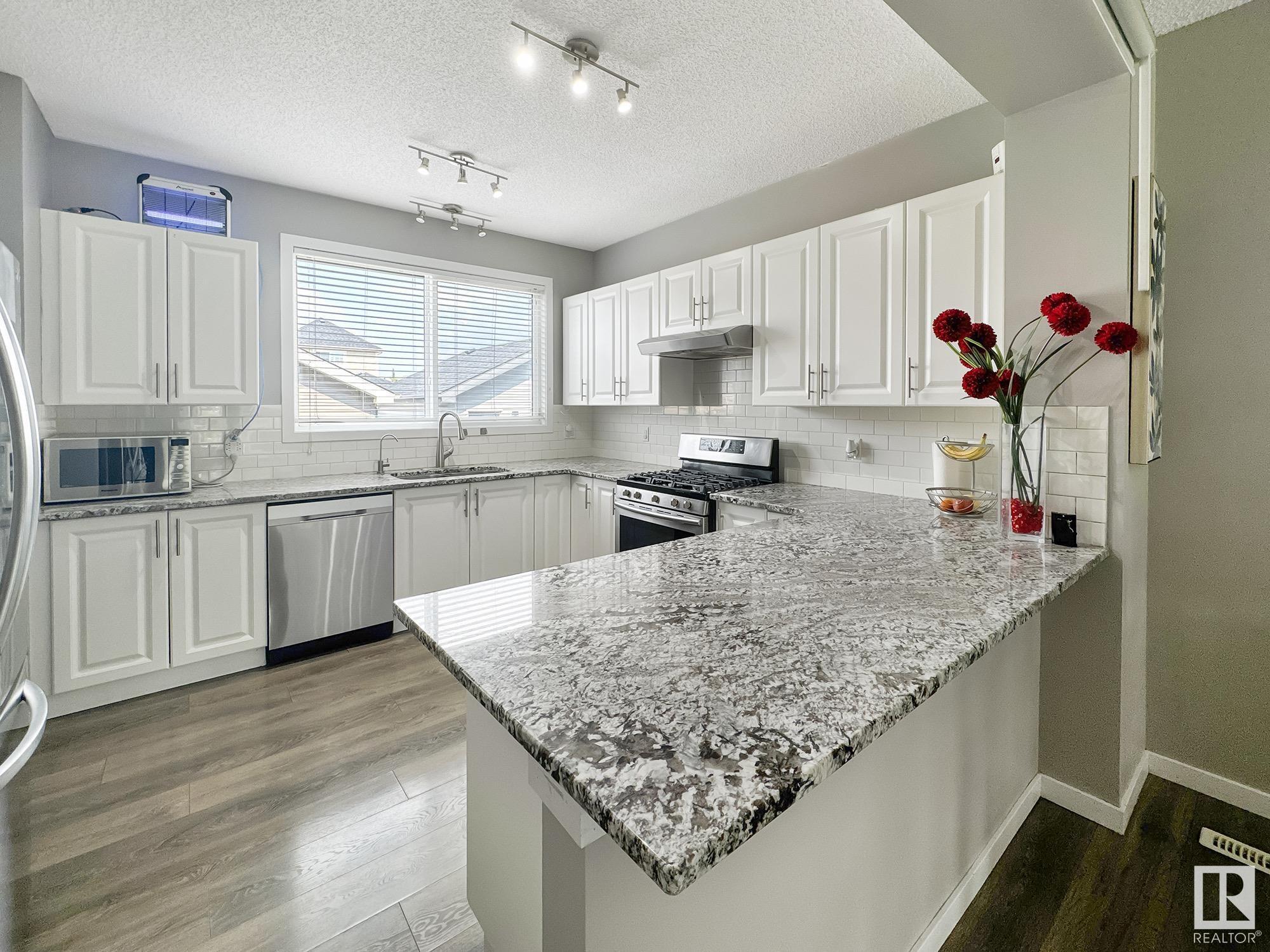 Photo de la propriété:  5832 Anthony Crescent SW  AB T6W 3H5 