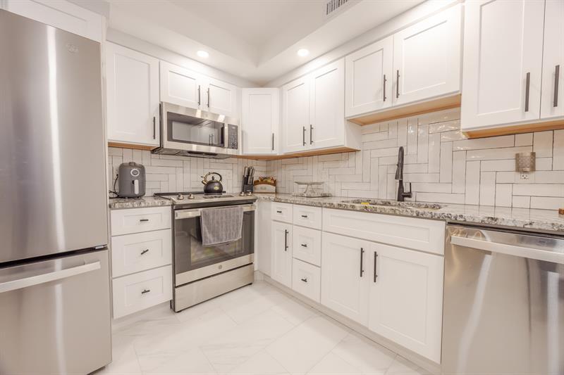 Property Photo: 1903 Bermuda Cir FL 33066