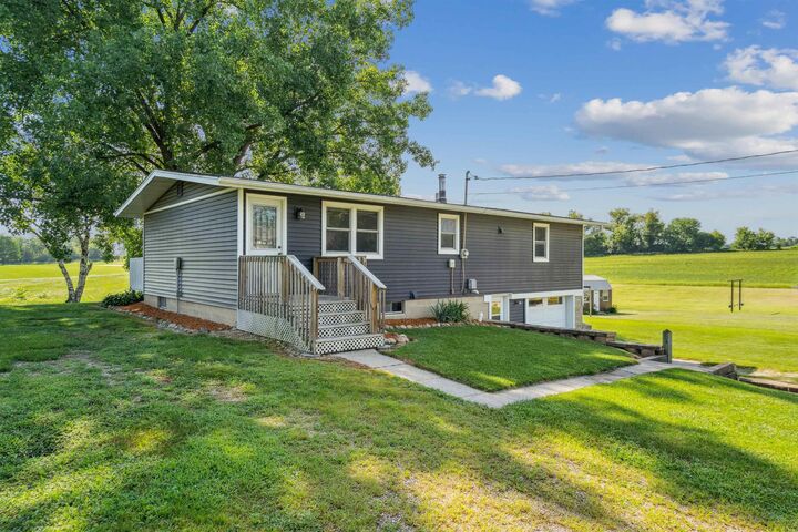 Property Photo: 604 Hill St IA 52141