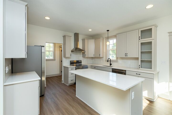 Property Photo:  814 E Edison Avenue  IA 50315