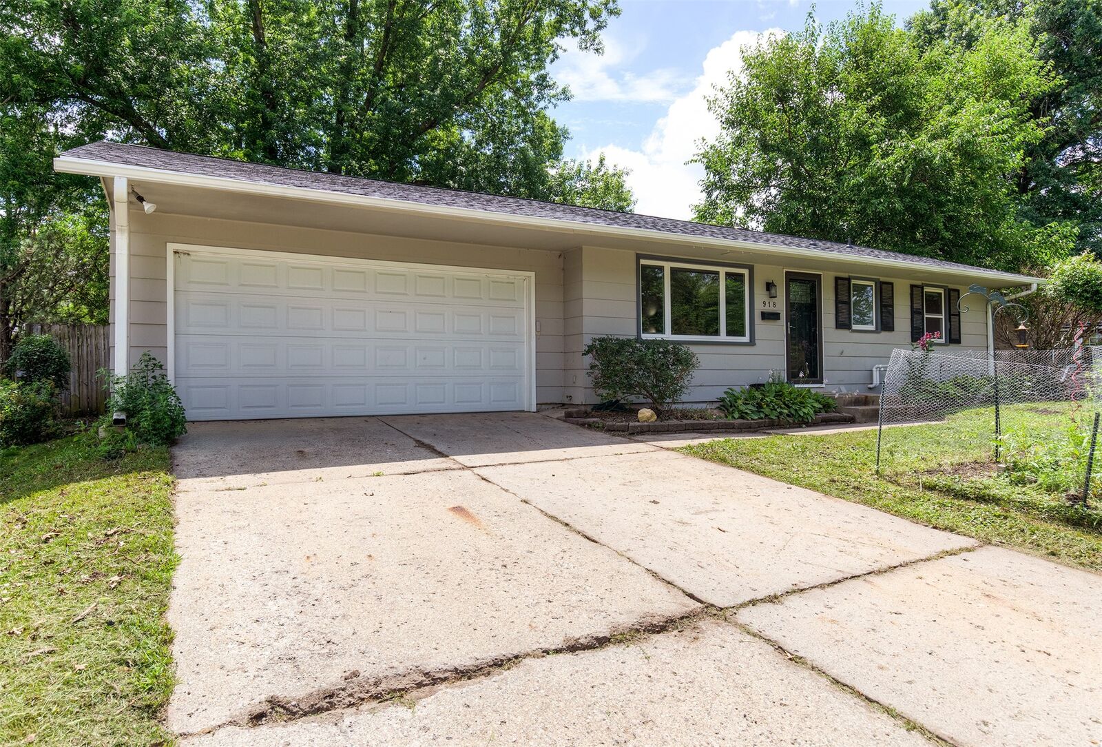 Property Photo:  918 Arizona Avenue  IA 50014 