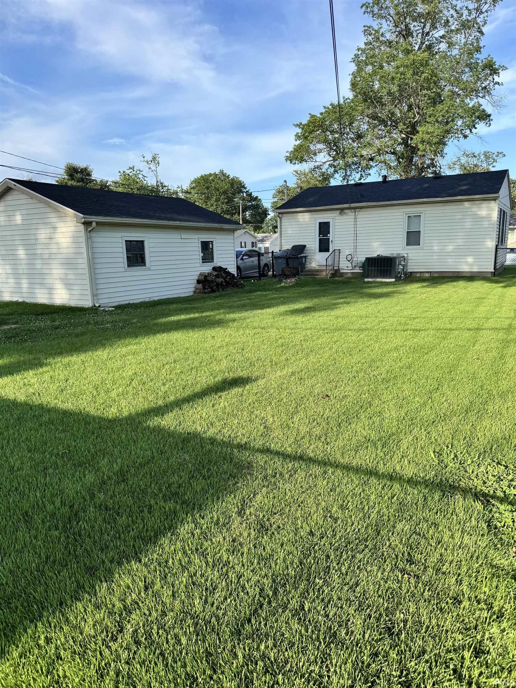Property Photo: 1701 Broadmoor Street IN 47714-3807