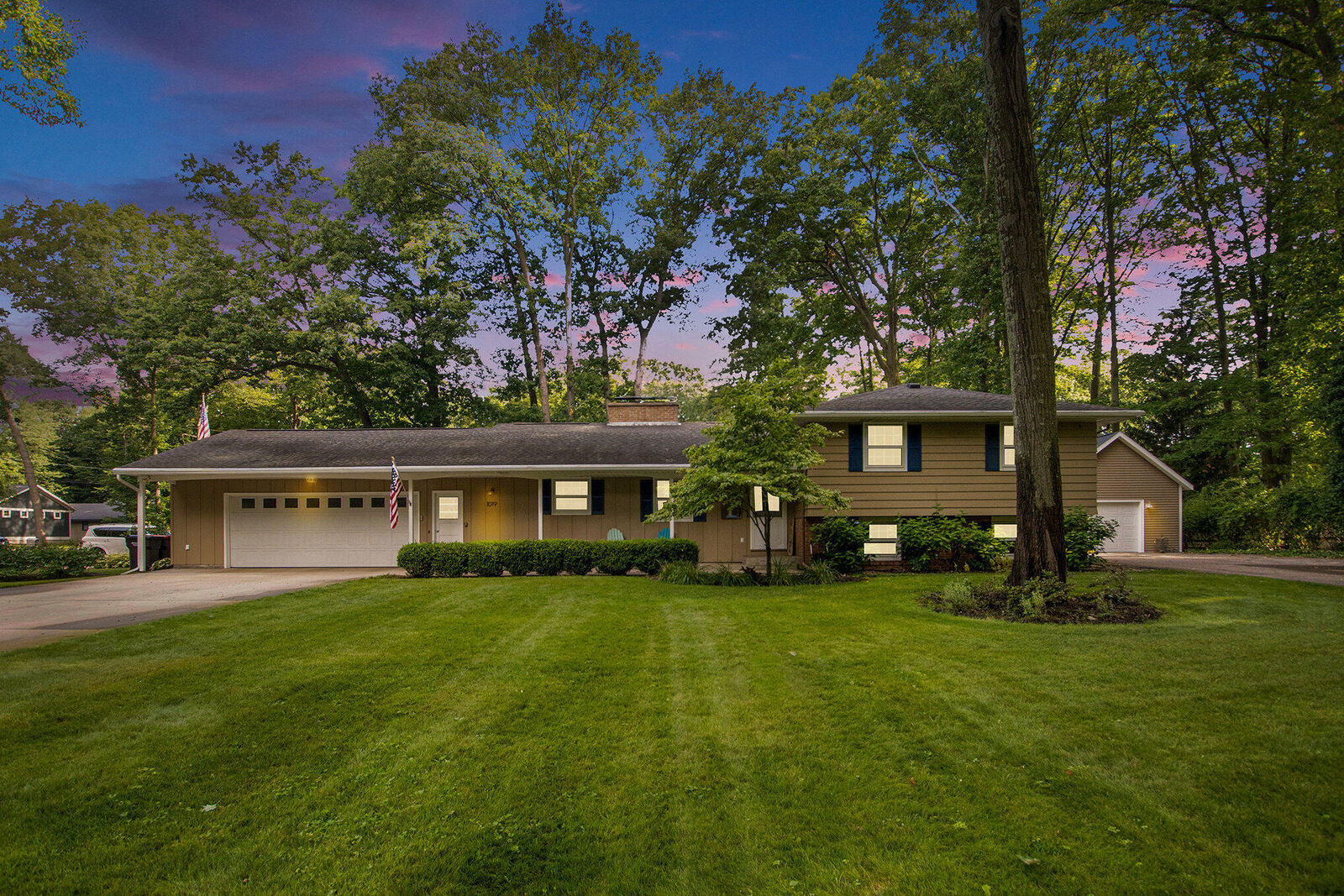 Property Photo:  1019 S Baywood Drive  MI 49424 
