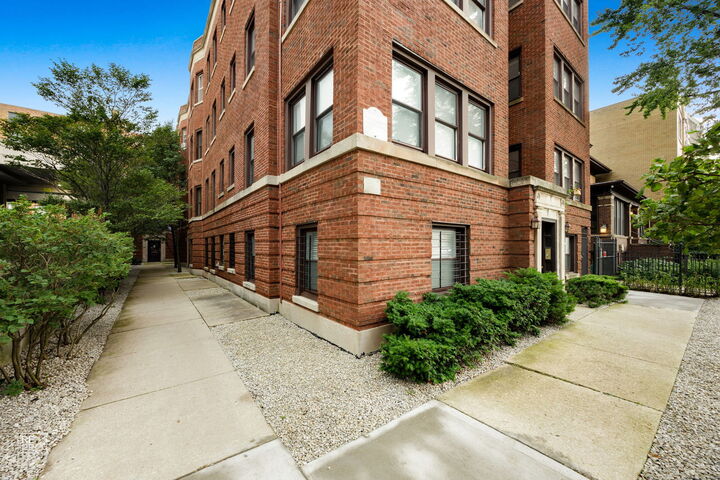 Property Photo:  853 W Carmen Avenue 2D  IL 60640 