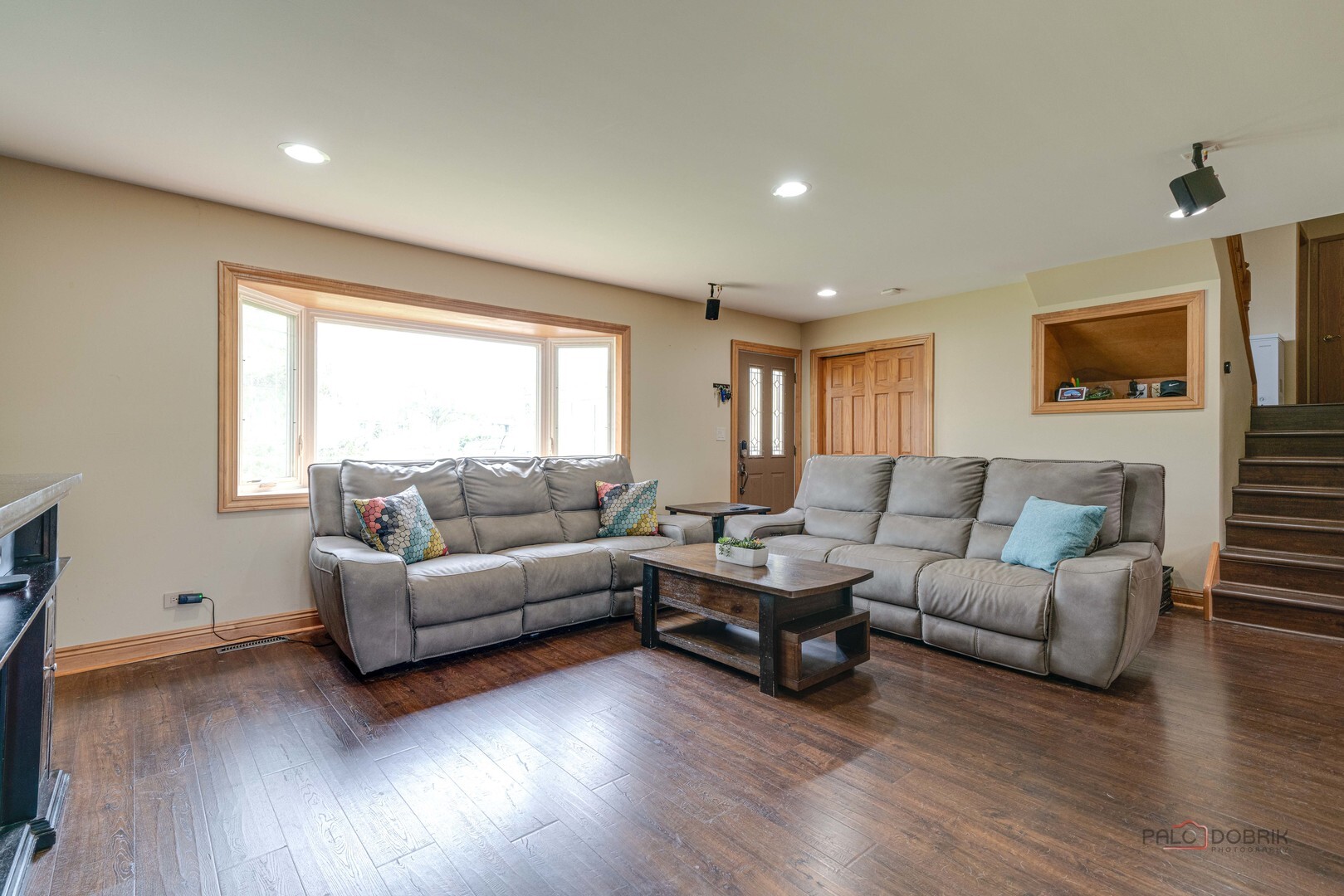 Property Photo: 422 S Thornwood Drive IL 60046