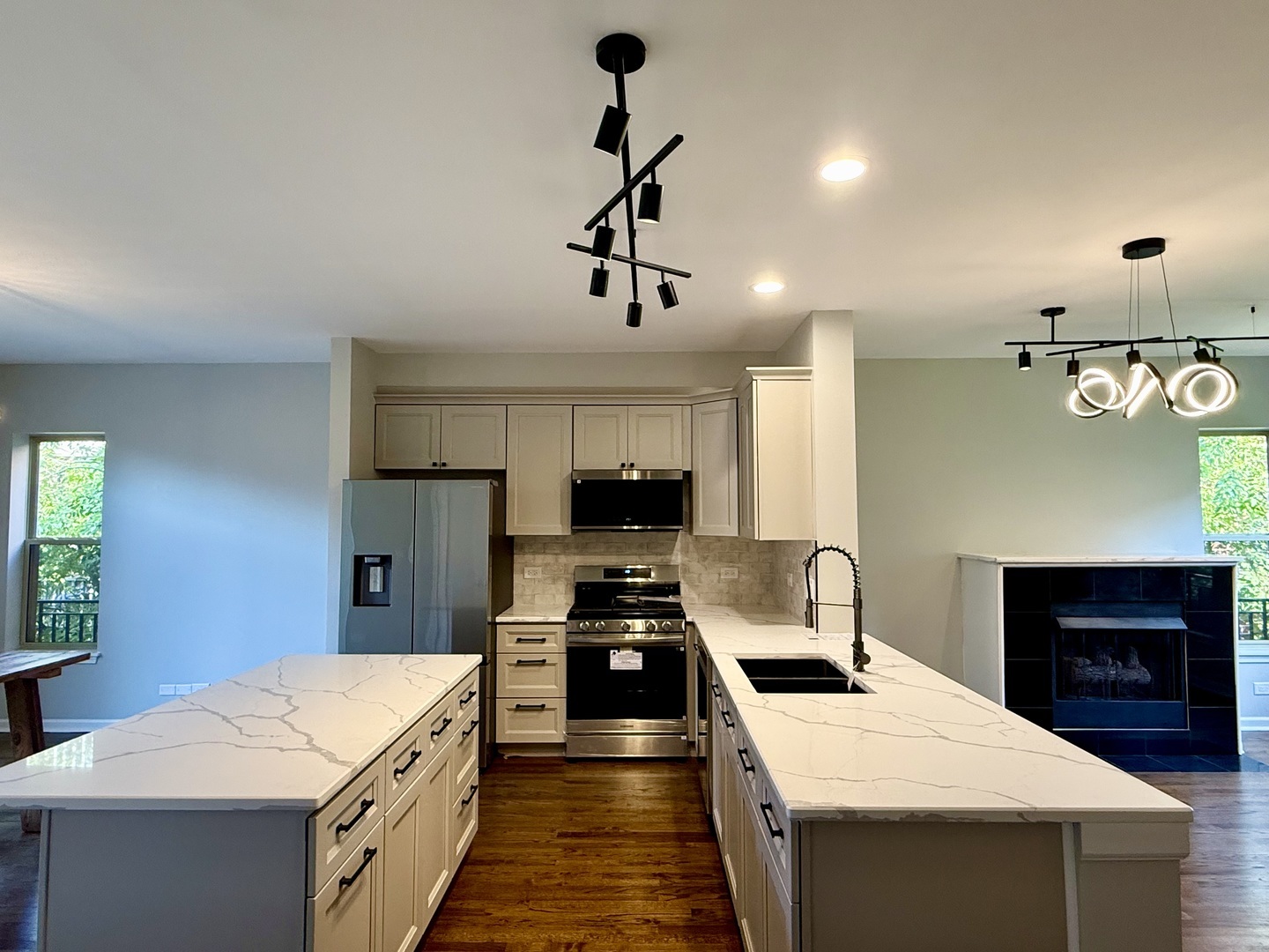 Property Photo: 1333 N Burling Street B IL 60610