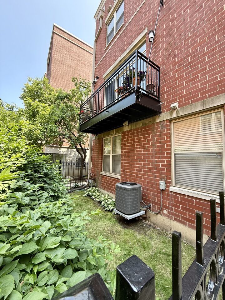 Property Photo:  1333 N Burling Street B  IL 60610 