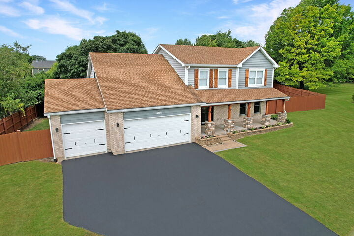 Property Photo:  405 Oakwood Street  IL 60560 