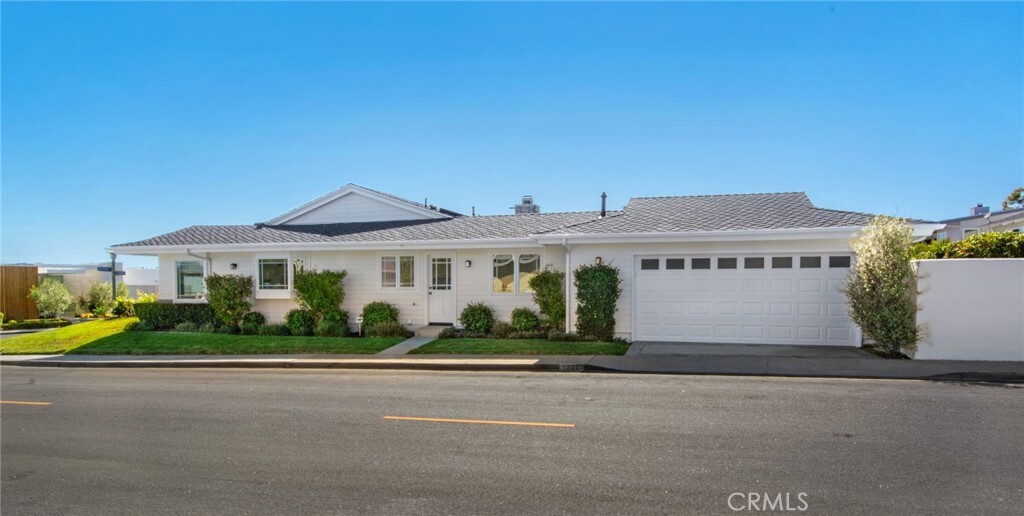 Property Photo:  1120 Dolphin  CA 92625 