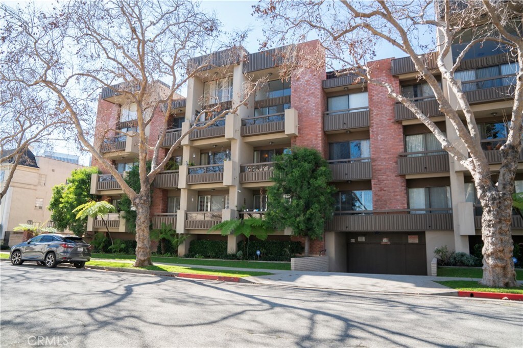 Property Photo:  141 S Linden Drive 203  CA 90212 