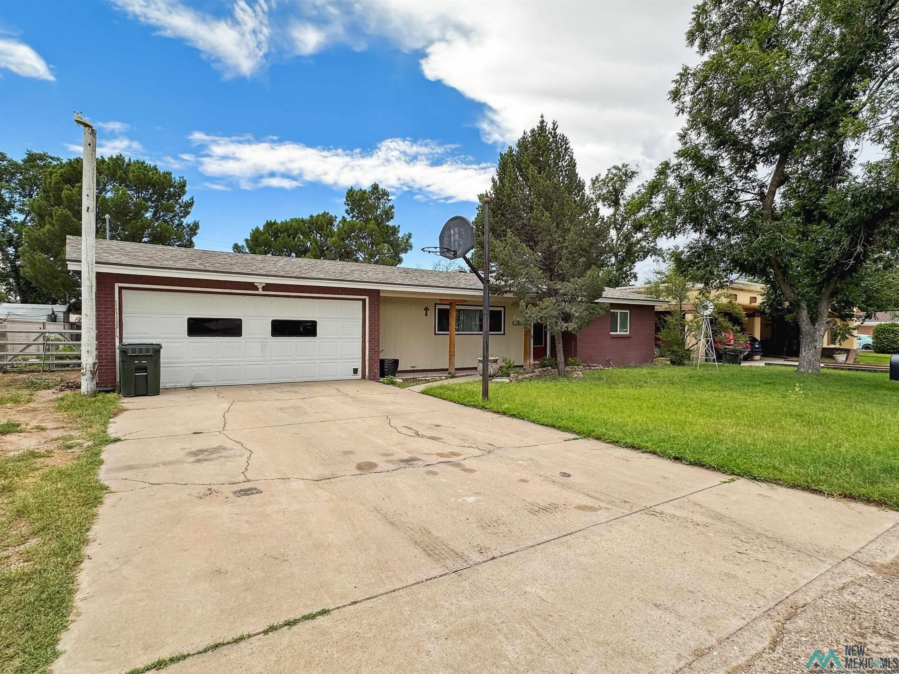 Property Photo:  1504 S Country Club Circle  NM 88220 