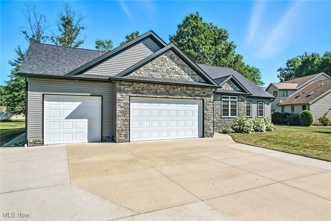 Property Photo: 106 Flora Court SE OH 44484