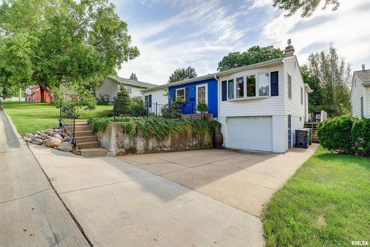 Property Photo:  413 Ruth Place  IA 52732 