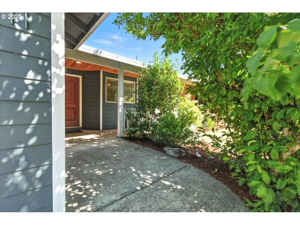 Property Photo:  1711 SW 2nd Ave  WA 98604 