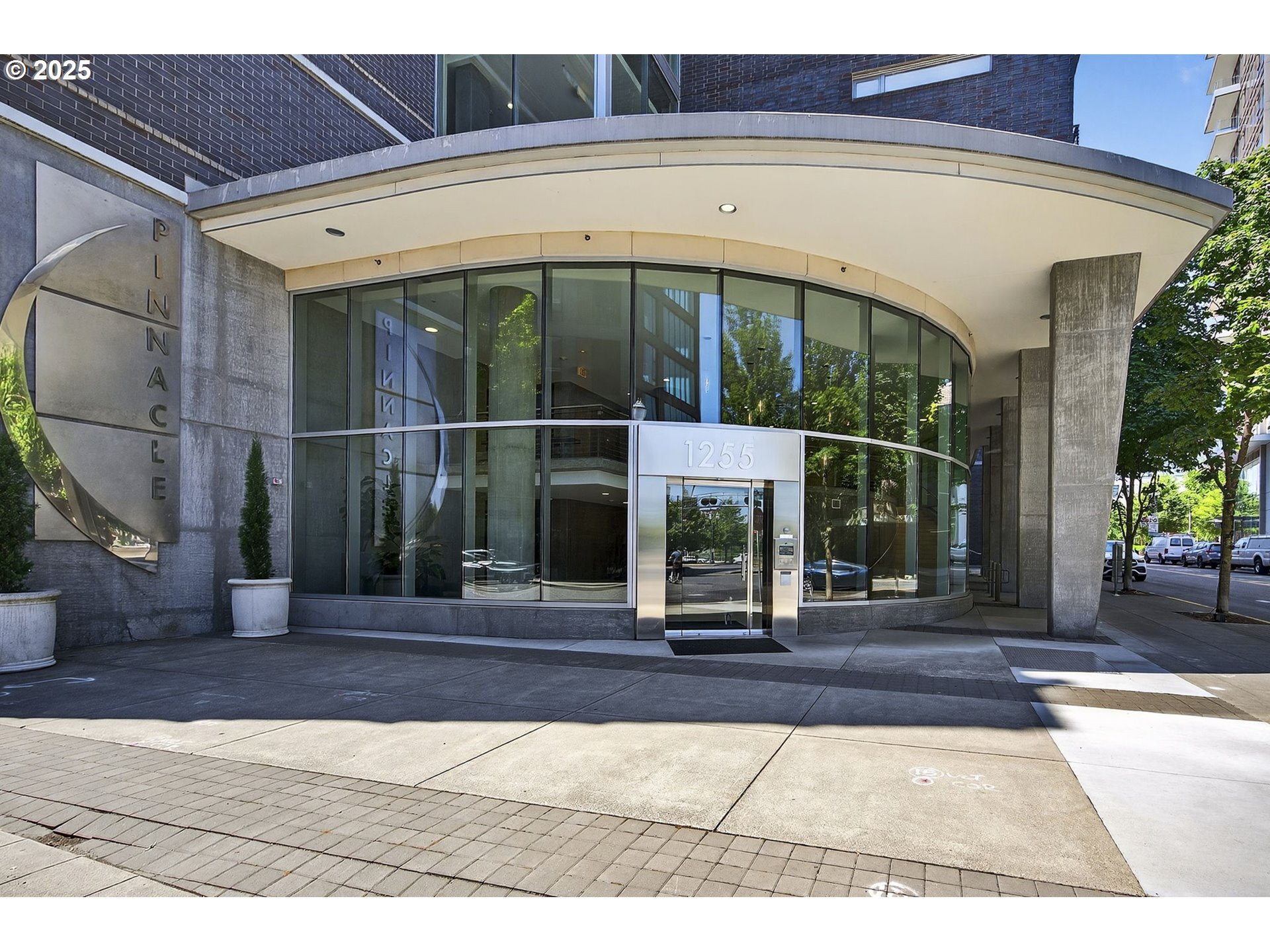 Property Photo: 1255 NW 9th Ave 1402 OR 97209