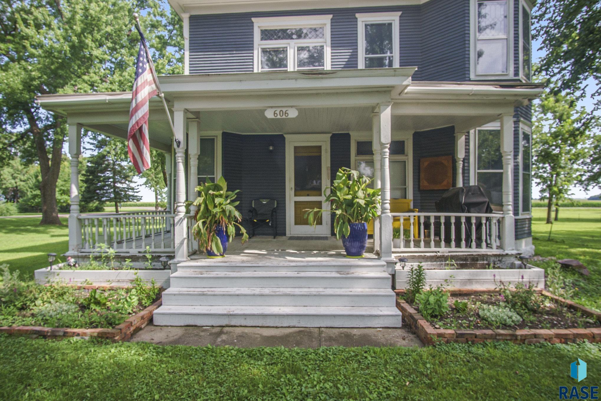 Property Photo:  606 Illinois Ave  SD 57036-2058 