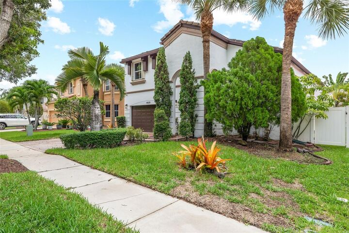 Property Photo: 4939 SW 164th Ave FL 33027