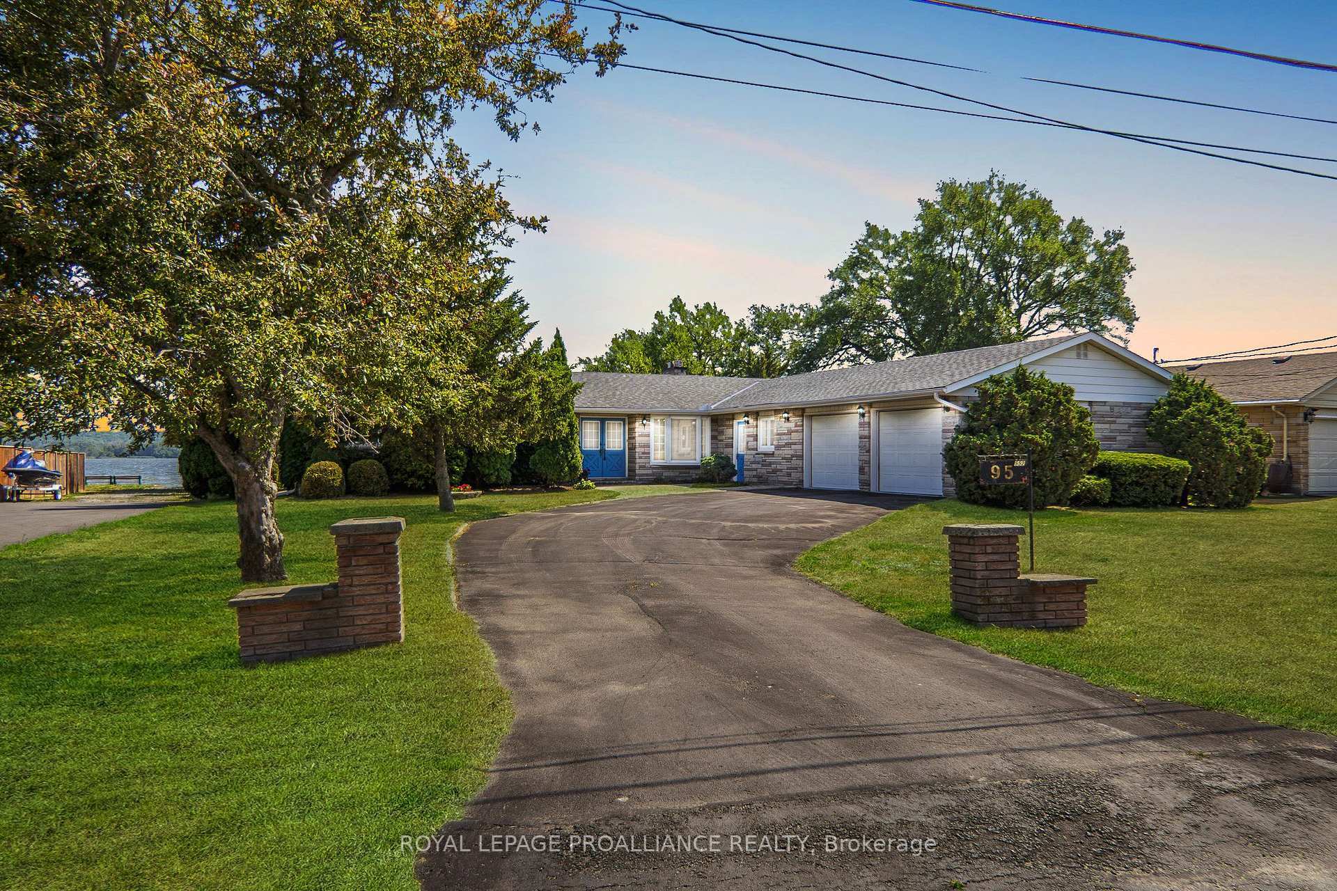 Property Photo: 95 Baylea Drive ON K8V 5P5