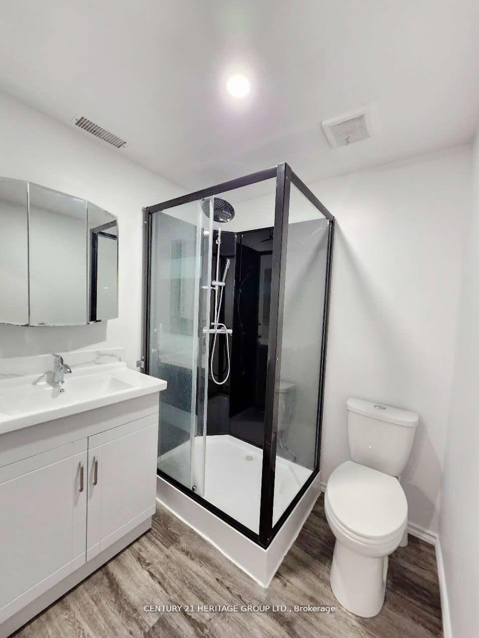 Photo de la propriété: 493 Lake Drive S ON L4P 1R5