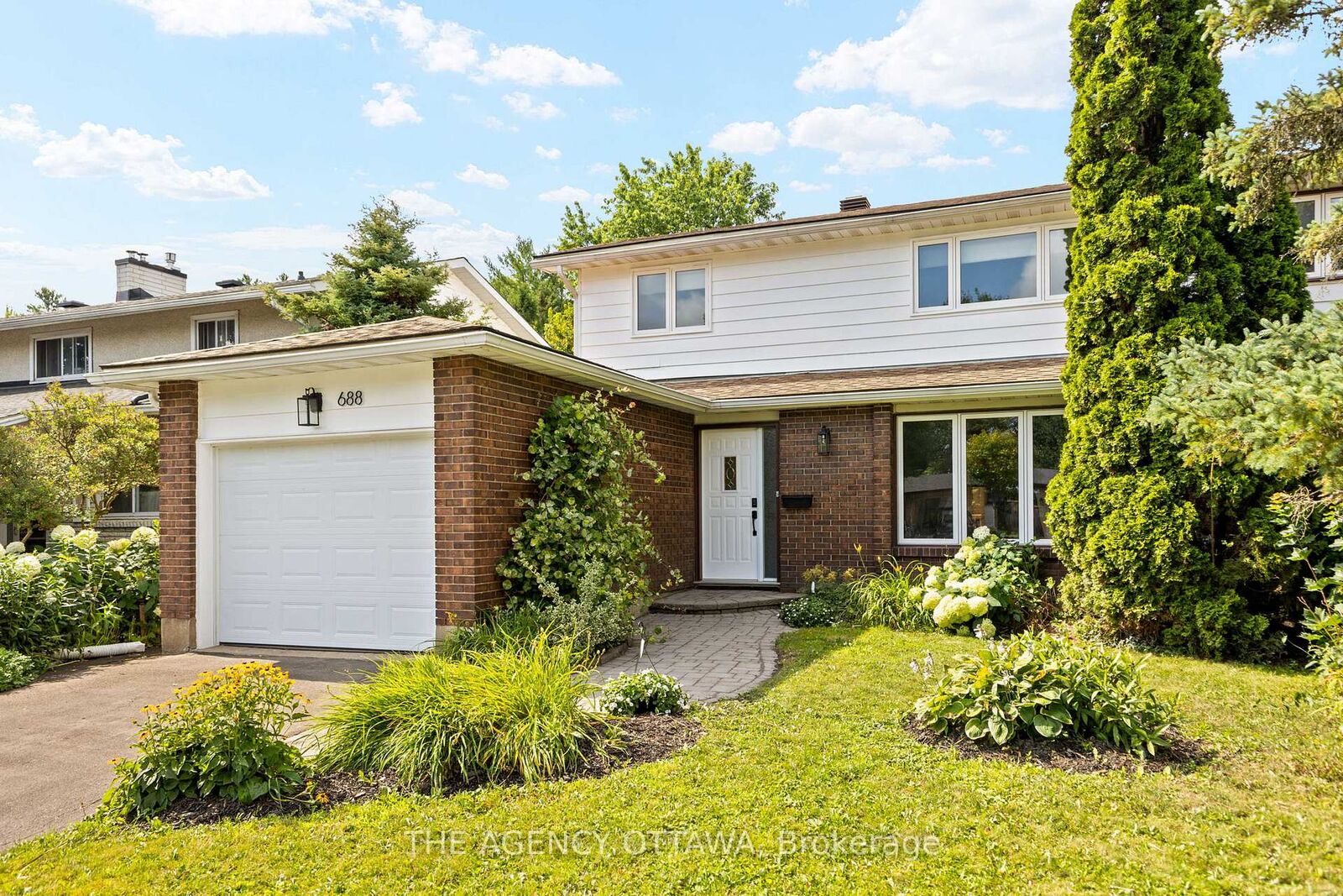 Property Photo: 688 Laverendrye Drive ON K1J 7X6