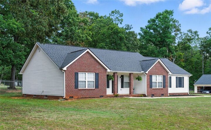 Property Photo: 221 Sylvia Road SC 29627