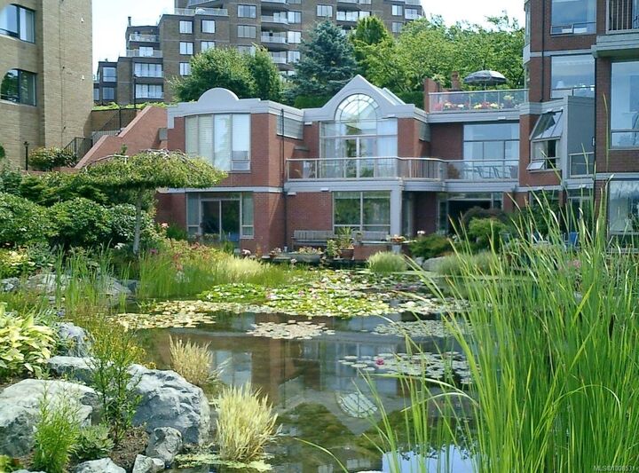 Property Photo:  636 Montreal St 105  BC V8V 4Y1 