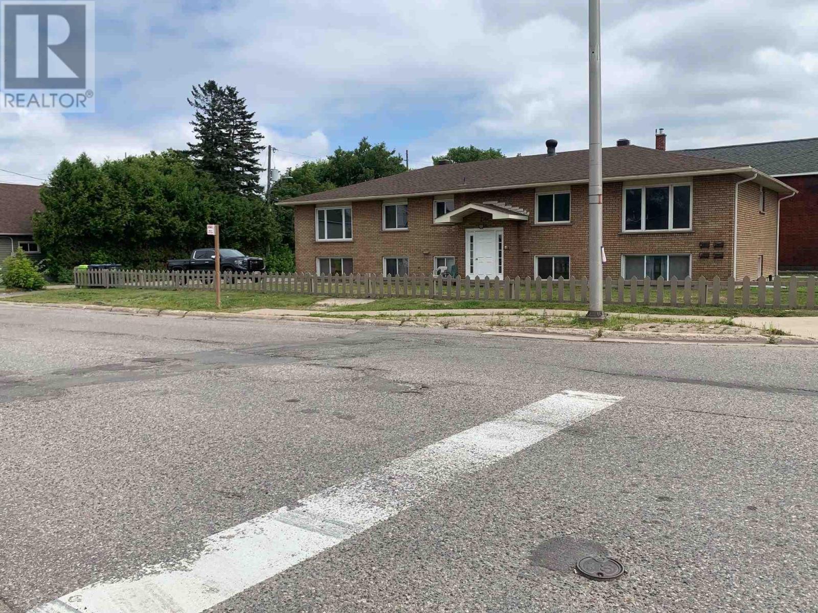 Photo de la propriété: 324 Korah Rd ON P6C 4H1