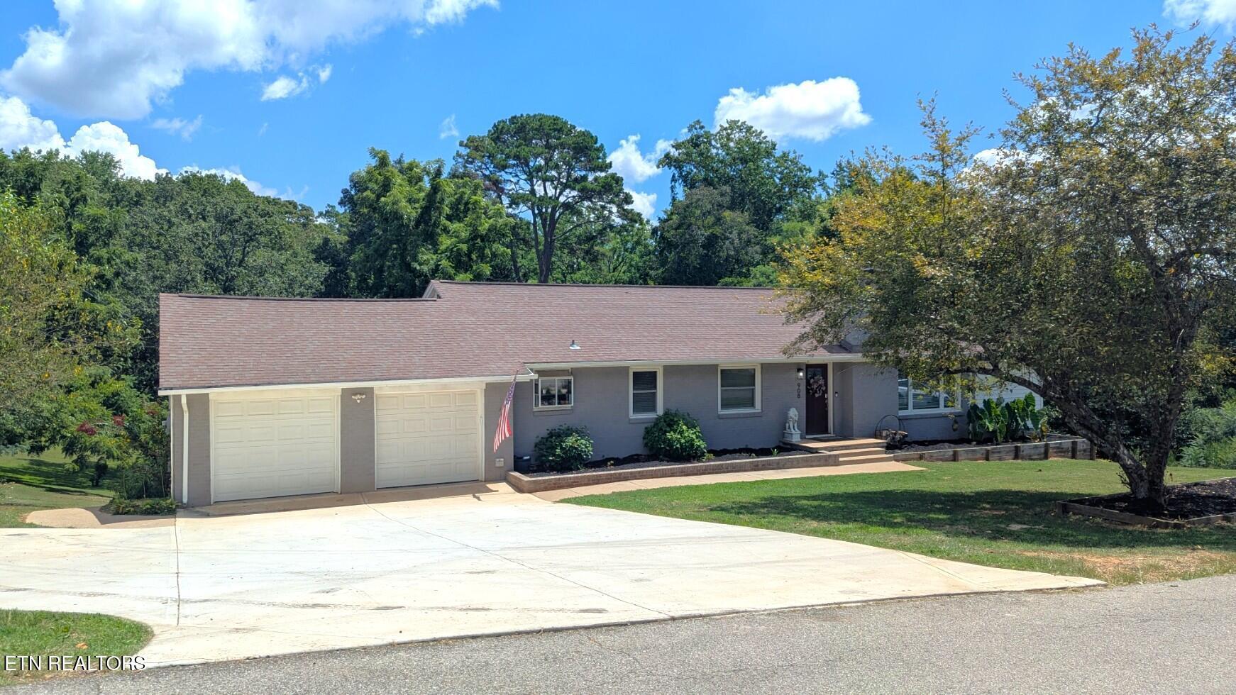 Property Photo: 908 Wedgewood Rd TN 37914