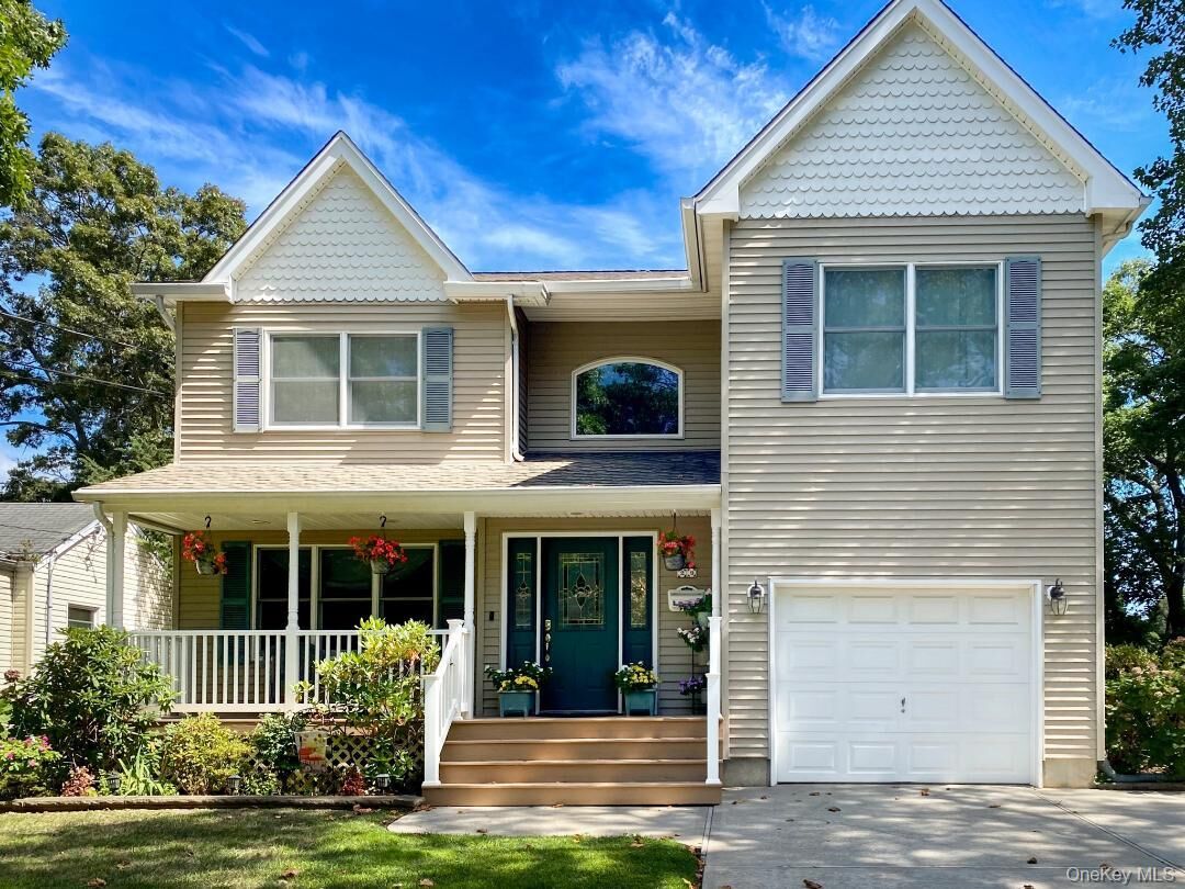 Property Photo:  29 Bailey Avenue  NY 11702 