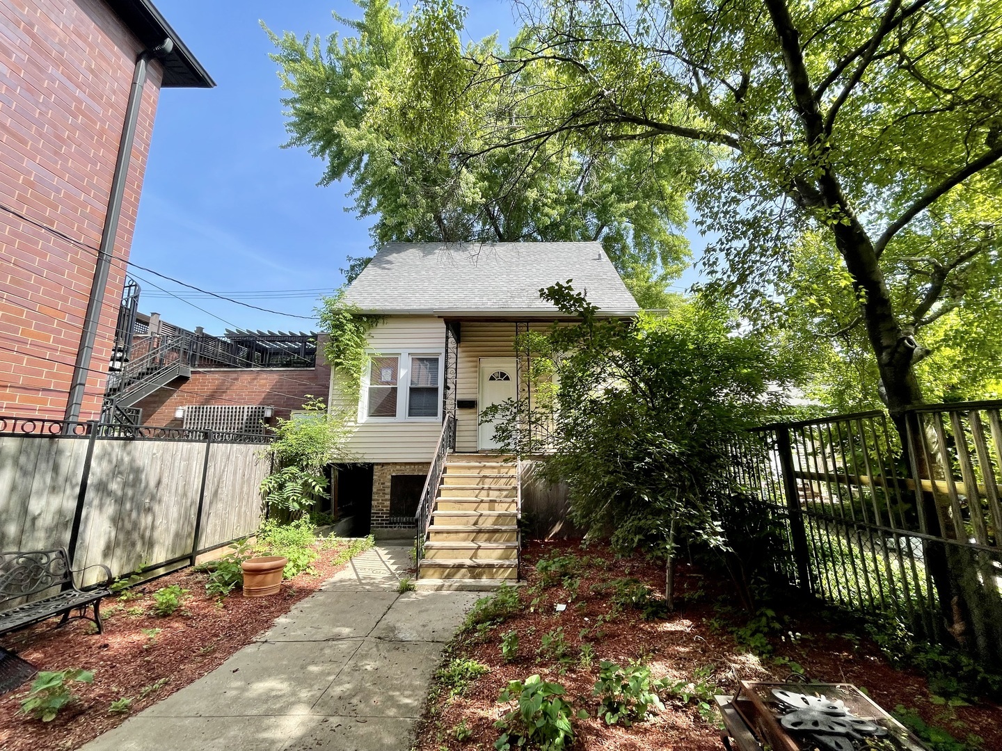 Property Photo: 1722 W Nelson Street Ch IL 60657