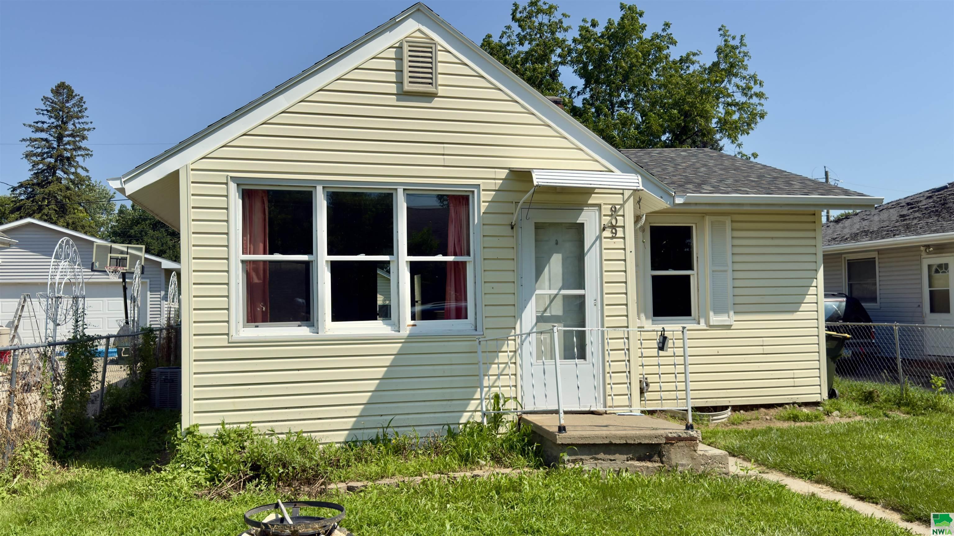 Property Photo:  909 Goldie Ave  IA 51109 