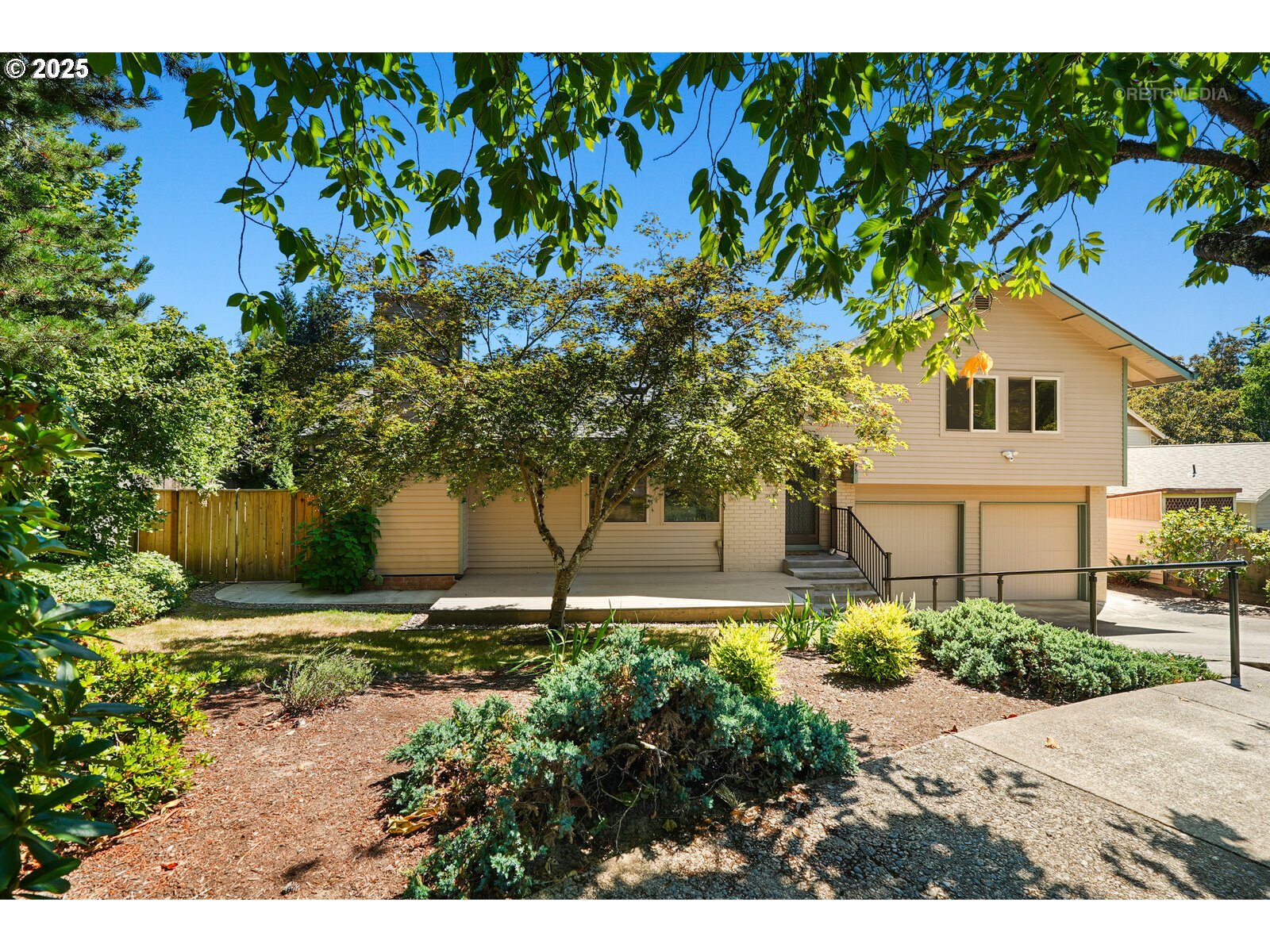 Property Photo: 13135 SW Dartmoor Ct OR 97008