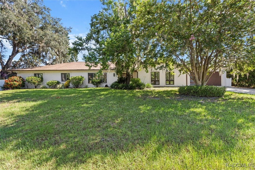 Property Photo: 827 SW Kings Bay Drive FL 34429