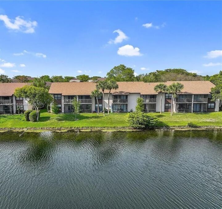 Property Photo: 9928 Nob Hill Ct FL 33351