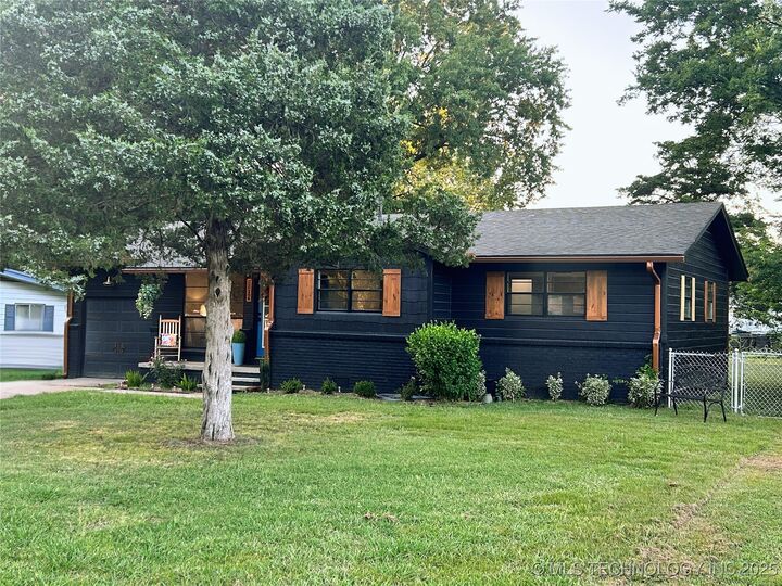 Property Photo:  1105 SE 5th Street  OK 74467 