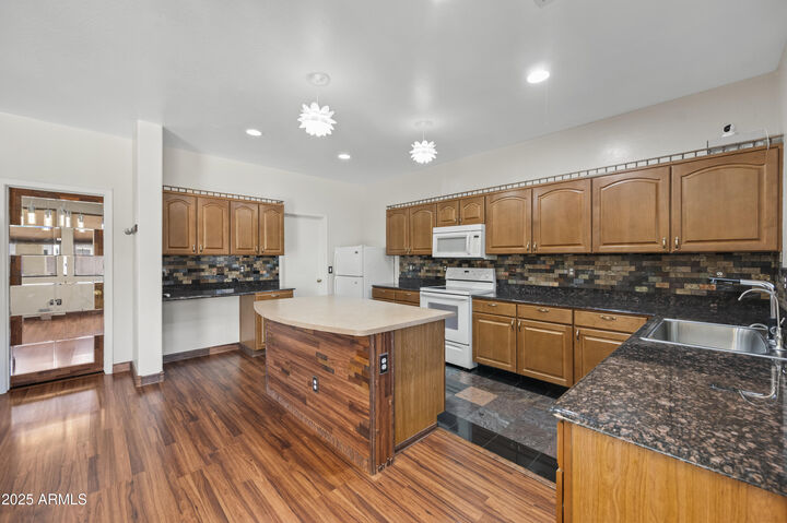 Property Photo: 3232 W Saint Anne Avenue AZ 85041