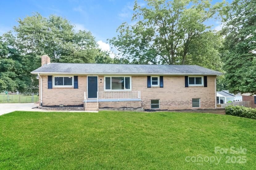 Property Photo:  606 E Iowa Avenue  NC 28016