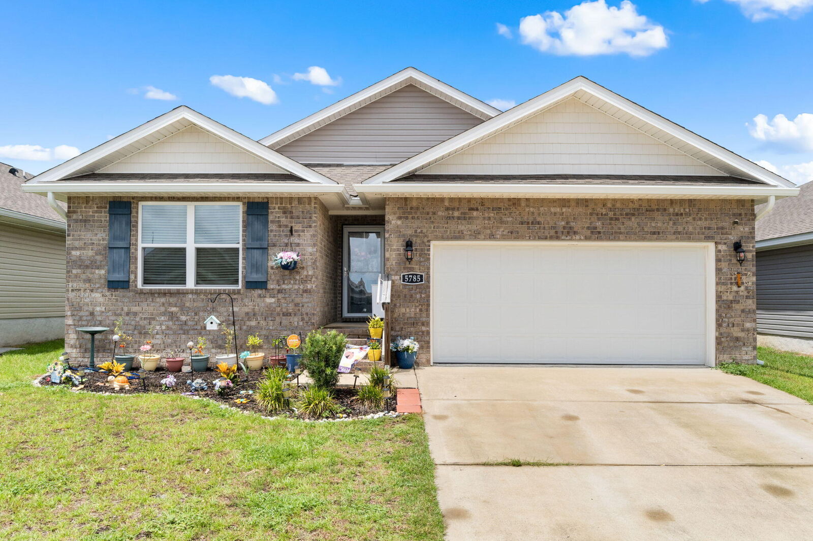 Property Photo: 5785 Guinevere Lane FL 32583