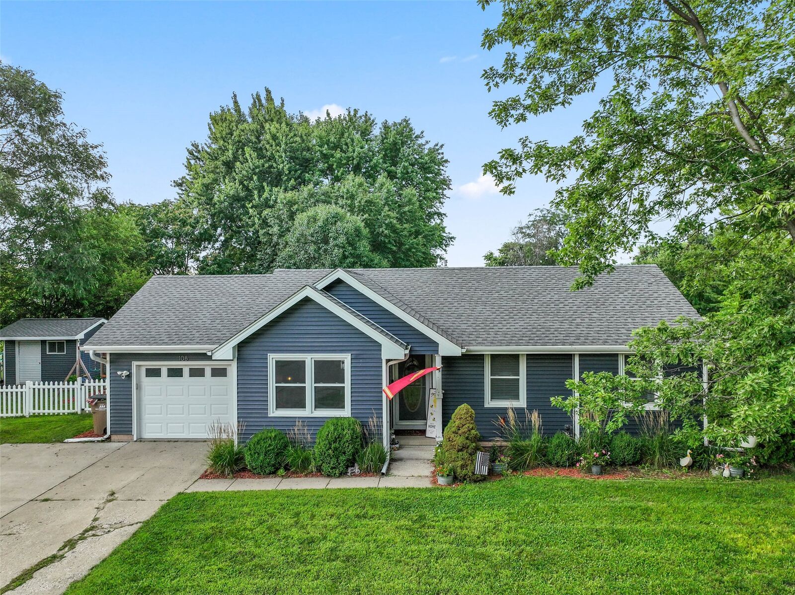 Property Photo:  108 10th Street SE  IA 50035 
